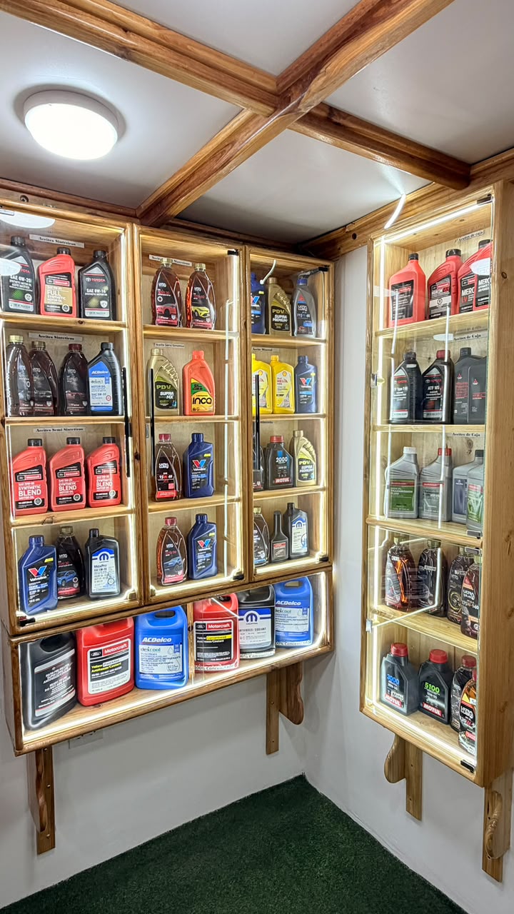 Sección de aceites y lubricantes originales dentro de Autorepuestos Todo en Uno